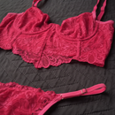 Detalhe da renda vermelha